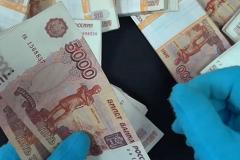 В Оренбурге прохожий украл сброшенные из окна 715 тысяч рублей