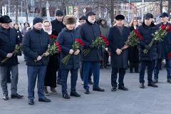 Первые лица Екатеринбурга возложили цветы к памятнику Ельцина