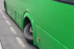В центре Екатеринбурга у автобуса на ходу отлетело колесо и сбило самокатчика