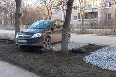 Жители Уралмаша строят парковки на муниципальных газонах