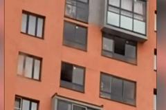В Екатеринбурге мужчина, которого жена закрыла на балконе, выпал с высоты и погиб
