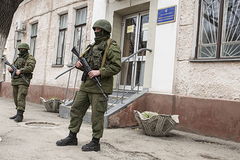 Путин наградит военных за помощь крымскому референдуму