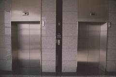 На Урале лифт рухнул с 81-летней женщиной в кабине