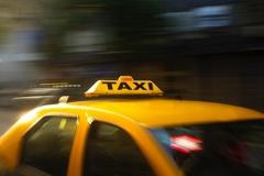 В Екатеринбурге таксист с двумя пассажирками влетел в автобус на остановке