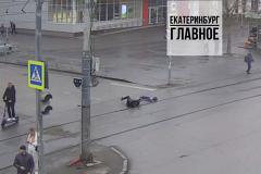 В Екатеринбурге самокатчик попал в жесткое ДТП на трамвайных путях