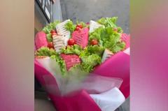 Романтичный екатеринбуржец подарил девушке на 8 Марта букет из шаурмы