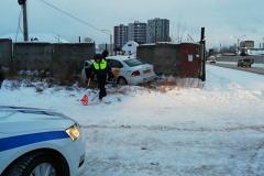 Два автомобиля такси не столкнулись на Маневровой. Но трое пассажиров получили травмы