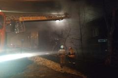 Среди версий пожара в доме в Екатеринбурге рассматривается неосторожное обращение с огнем
