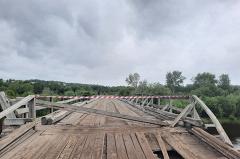 В Свердловской области экскаватор разрушил мост, который жители построили за свой счет