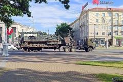 В центр Минска введена колонна военной техники