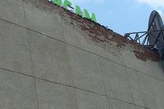 На Уралмаше начало крошиться с крыши здание магазина «Монетка»