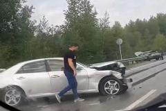 На Серовском тракте автомобиль влетел в отбойник