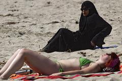 Премьер Турции предлагает вернуть хиджабы