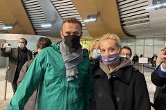 Baza: «Аэрофлот» и «Победа» знали о маневре самолета с Навальным за сутки