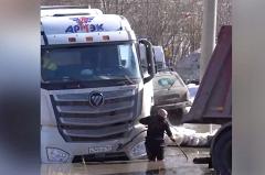 В «море» Екатеринбурга утонул грузовик