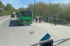 Пассажирку посекло стёклами: в микрорайоне Птицефабрика столкнулись пассажирский автобус и «Газель»