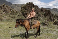 Ученики мурманской кадетской школы подарили Путину коня