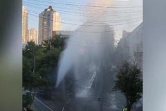 В центре Екатеринбурга из-под земли забил «фонтан»