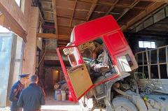 В Нижнем Тагиле грузовик насмерть задавил водителя во время ремонта