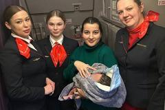 Родившая на борту «Уральских авиалиний» женщина рассказала, что ее выгнал супруг