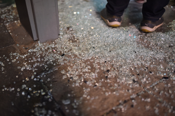 Хулиганы разбили стекла на станции метро «Ботаническая»