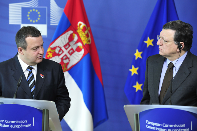 Сербия пока не собирается присоединяться к санкциям ЕС против России