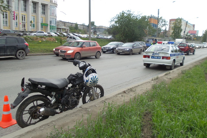 В Екатеринбурге водитель внедорожника сбил мотоциклиста и скрылся