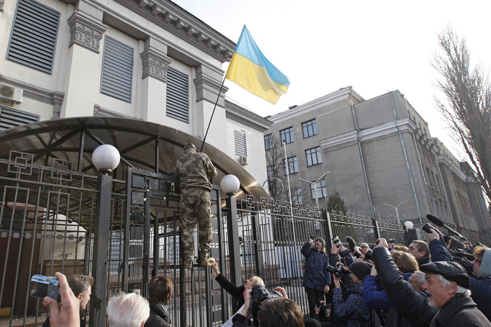 Радикалы подняли над посольством России в Киеве украинский флаг