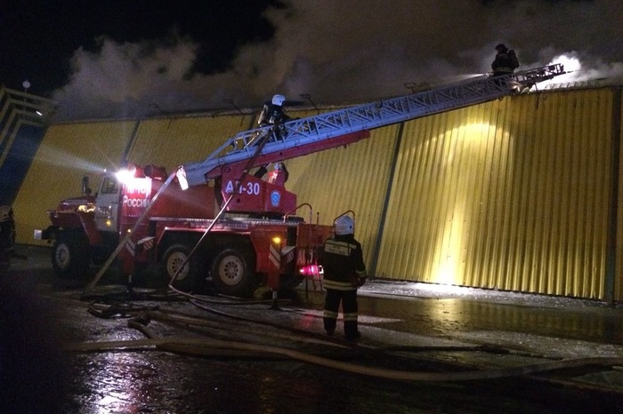 Пожарные пять часов боролись с огнем на одном из рынков Екатеринбурга