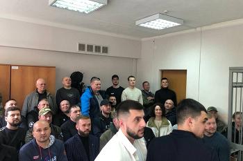 В Екатеринбурге начали судить иностранцев, которые напали на мужчину с детьми из-за замечания