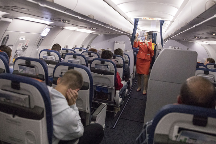 Самолет Москва-Сеул совершил вынужденную посадку в Кольцово из-за девочки