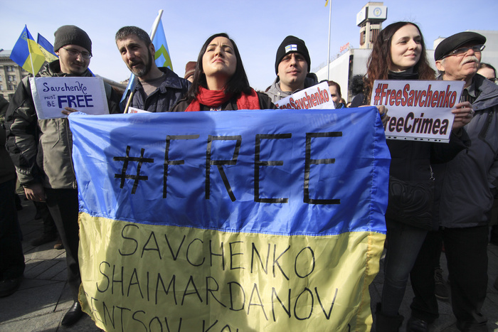 У здания посольства РФ в Киеве начался митинг в поддержку Савченко