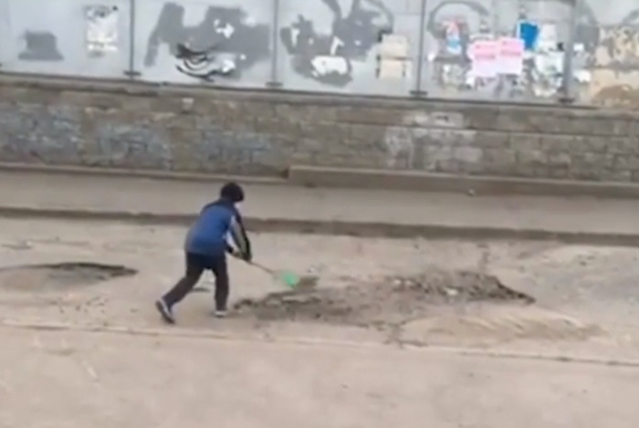 В Омске мальчик лопаткой засыпал ямы на дорогах, и его позвали на работу