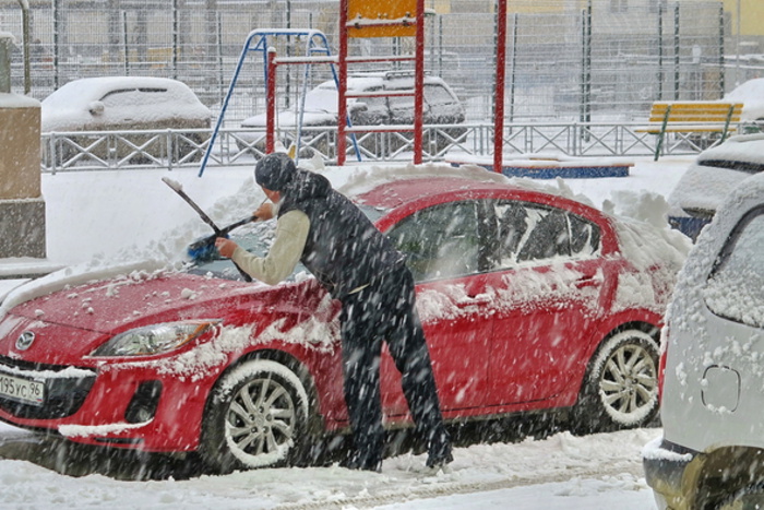 Снегопад парализовал движение на дорогах Екатеринбурга