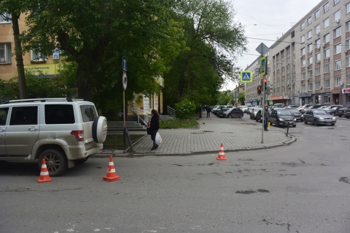 На улице Бажова водитель «УАЗ Патриот» сбил девочку-подростка на самокате