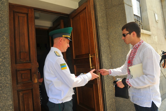 Порошенко поддержал замену в паспортах русского языка на английский