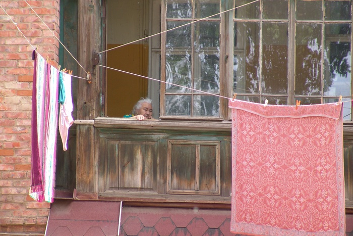 Трехлетнюю девочку, повисшую на козырьке балкона 4 этажа, спасли в Златоусте