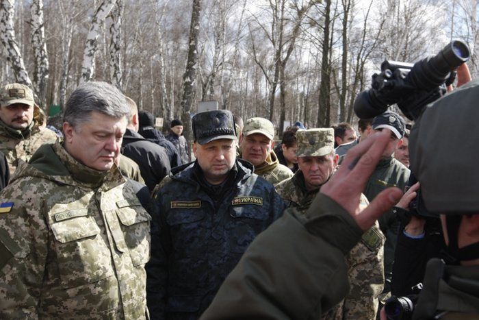 Порошенко пообещал закончить военные действия после возвращения Донбасса и Крыма