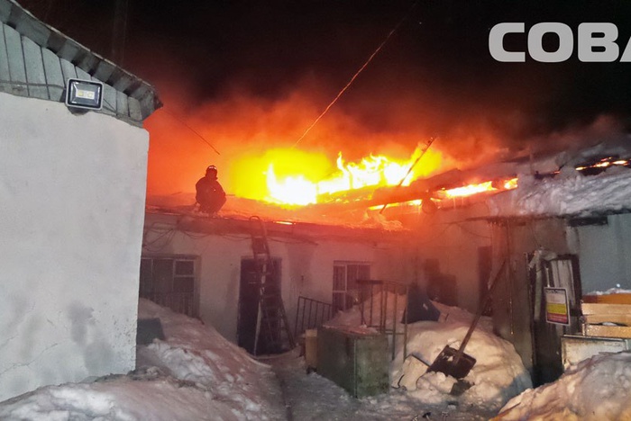 В Екатеринбурге пожарные предотвратили взрыв в горящей мебельной мастерской