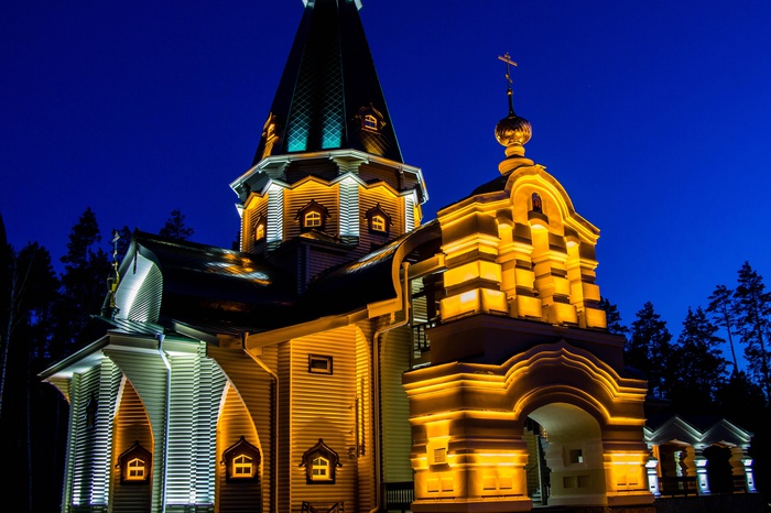 Болгарский светодизайнер Пламен Ганчев подсветил храм в Ганиной Яме