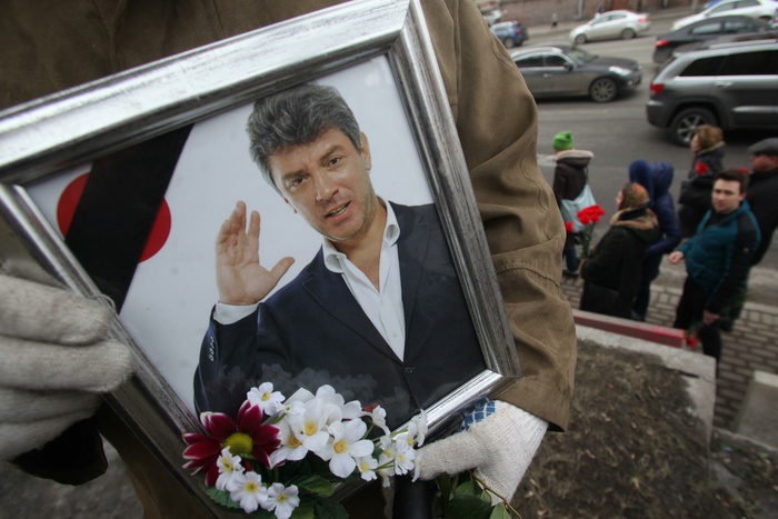 С места убийства Немцова убрали все цветы и фотографии