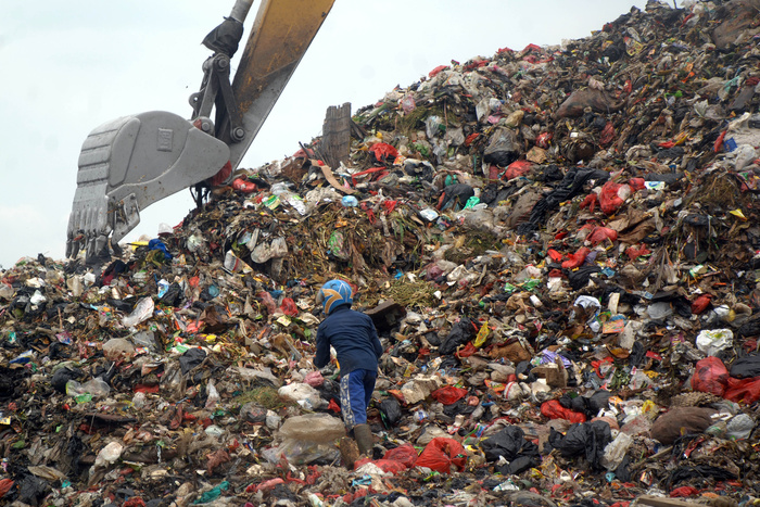 Реализацию закона по обращению с бытовым мусором отложили еще на два года