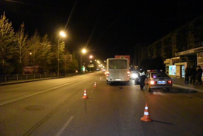 Водитель автобуса насмерть сбил пешехода глубокой ночью в Екатеринбурге