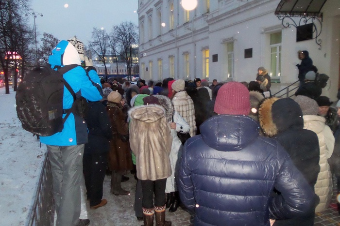 Митинг родителей возле 9-й гимназии Екатеринбурга сегодня состоялся