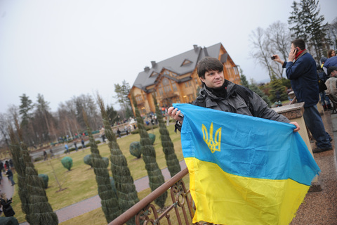 Генпрокуратура установила, кто подарил Януковичу «золотой батон»