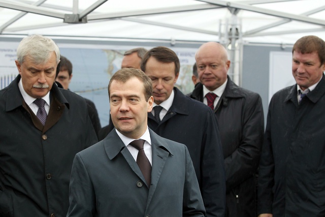 Медведев на три года «заморозил» зарплаты чиновников