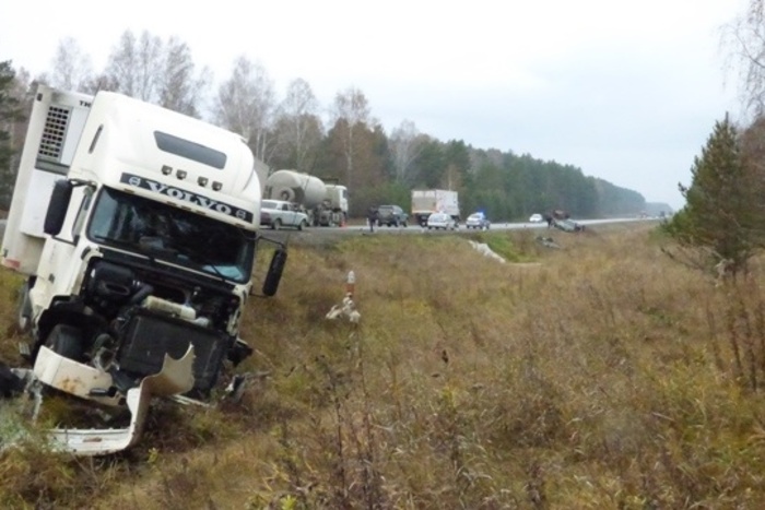 Водитель грузовика уснул за рулем на трассе Екатеринбург-Тюмень
