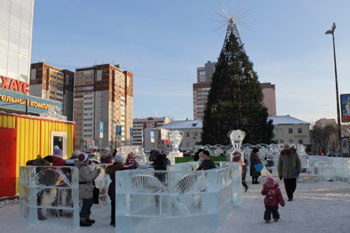 Главный ледовый городок дополнят елки в районах Екатеринбурга