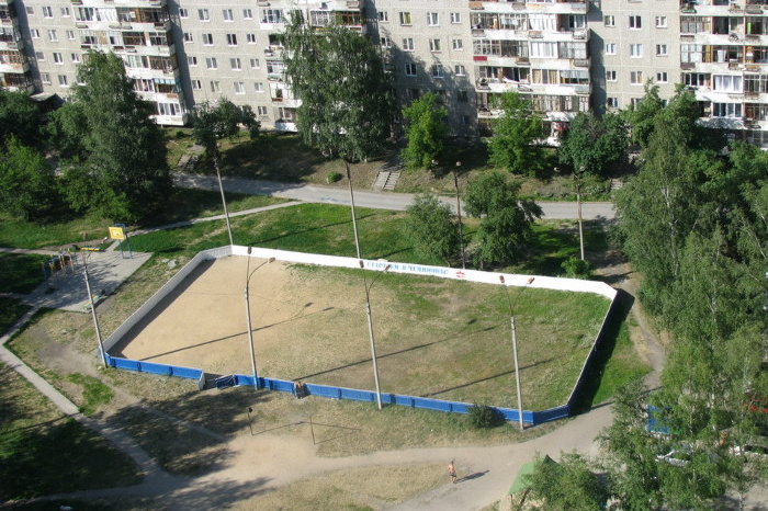 В Екатеринбурге застройщик разгромил детскую площадку во дворе многоэтажки