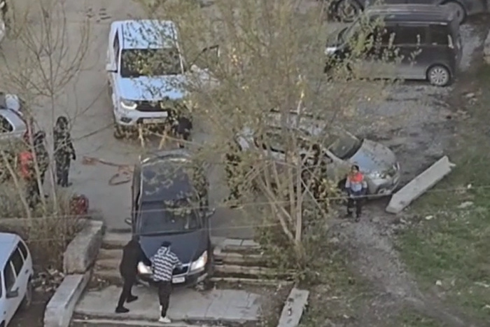 Под Екатеринбургом водитель решил срезать через двор и застрял
